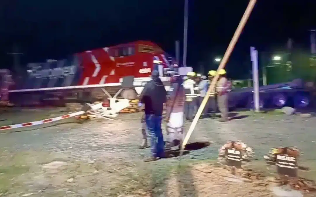 Tren impacta tráiler en cruce ferroviario de La Valla en San Juan del Río